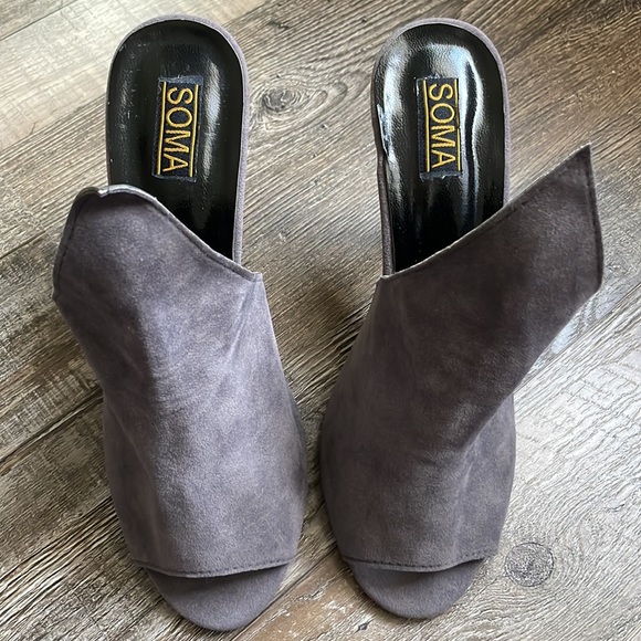 SOMA International-hand crafted suede heels 7.5 - Picture 3 of 7